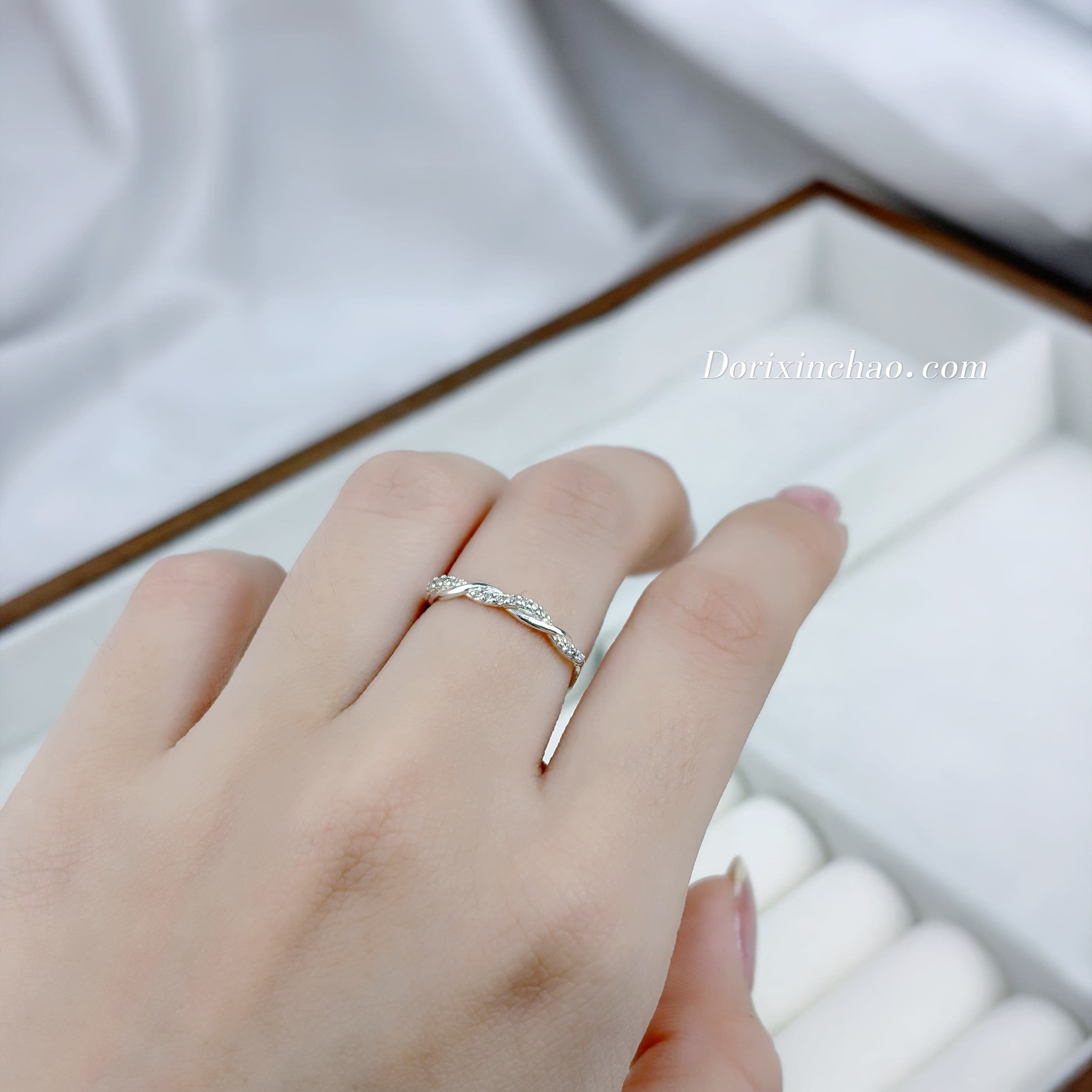 Nhẫn mảnh vòng xoắn trái tim nhỏ