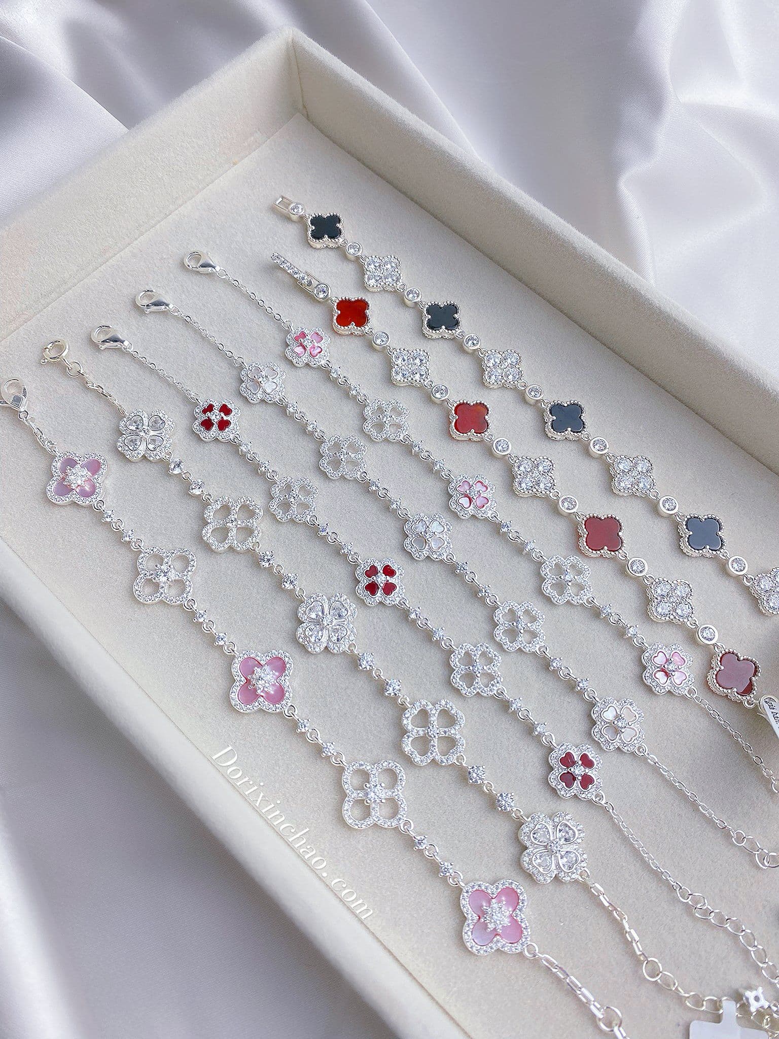 Lắc tay hoa 4 lá Pink Sakura
