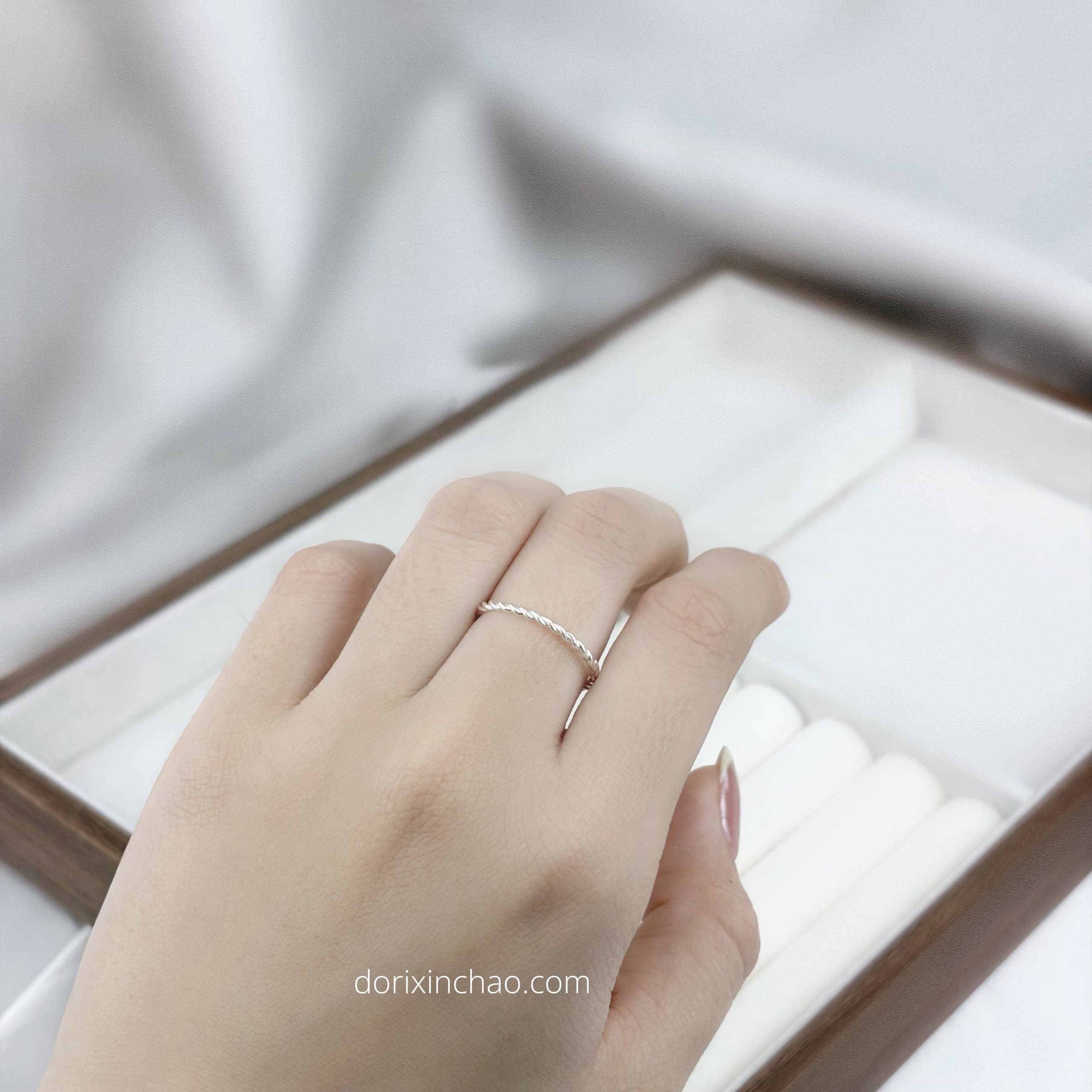 Nhẫn mảnh vòng xoắn trơn