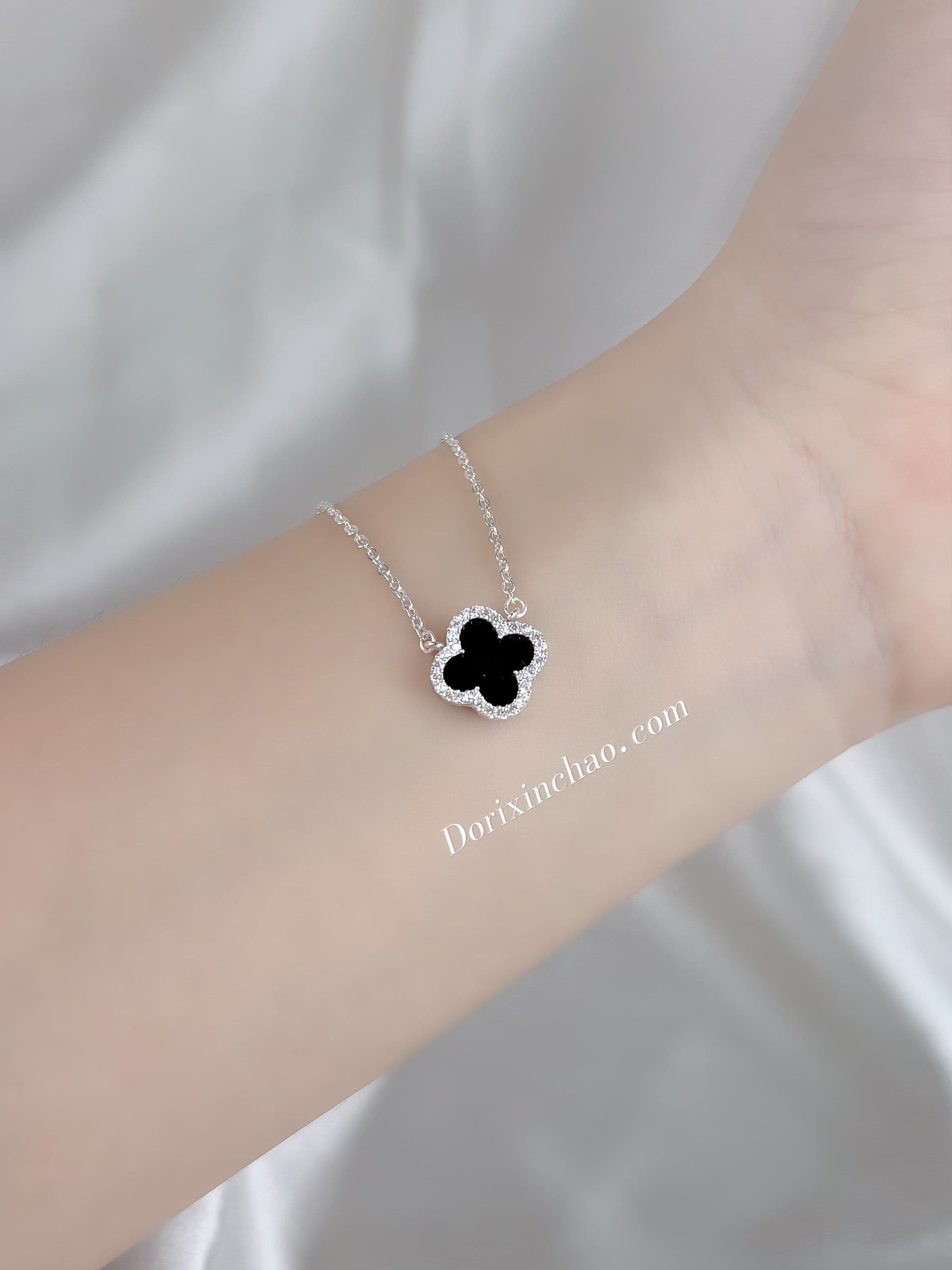 Dây chuyền hoa 4 lá đen 10li (viền tấm)