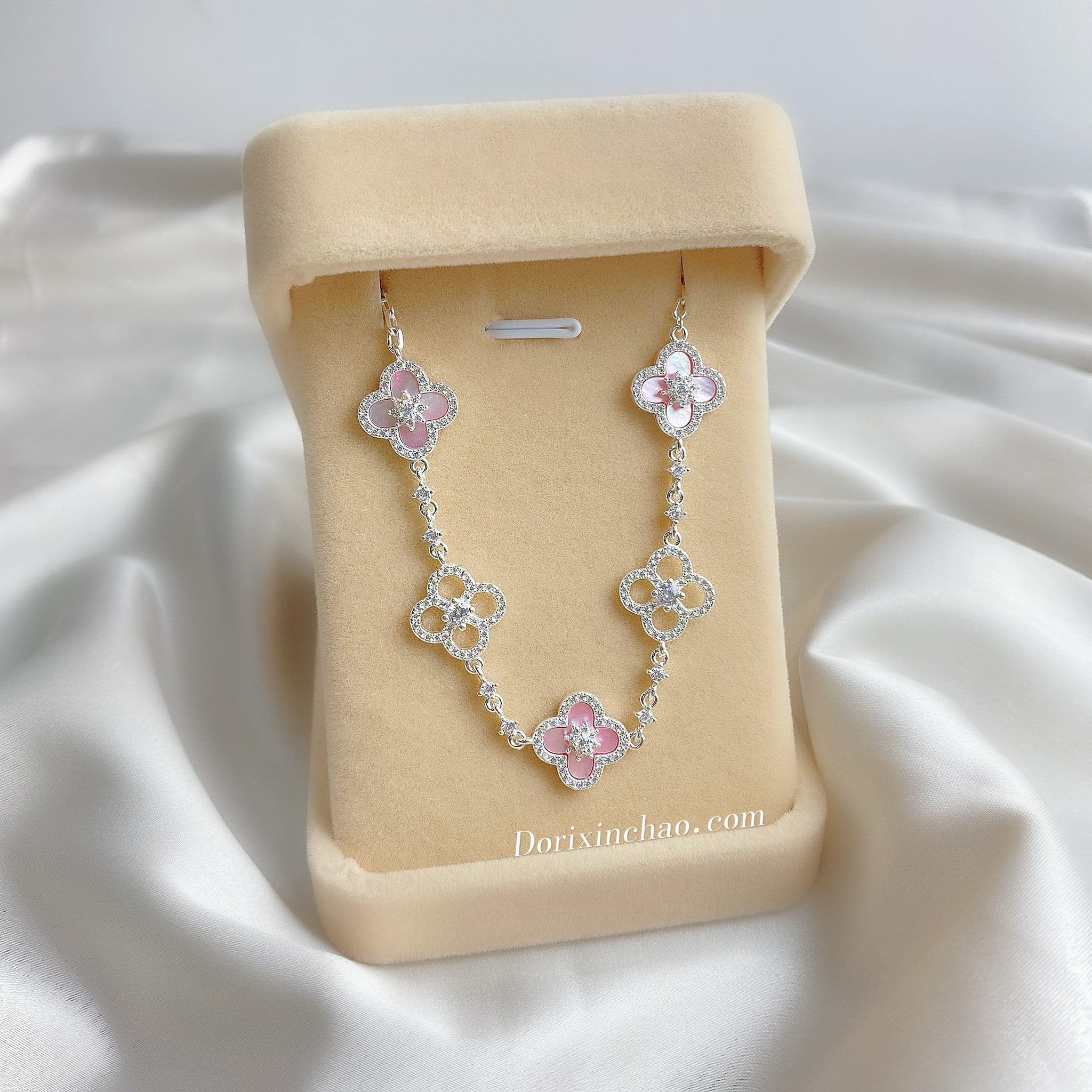 Lắc tay hoa 4 lá Pink Sakura